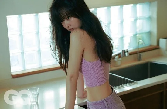 복부가 보이는 나시를 입은 박보영의 화보